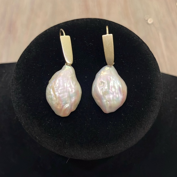 Kendra Scott Darcey Bright Gold Drop Earrings In Pearl - Picture 1 of 2